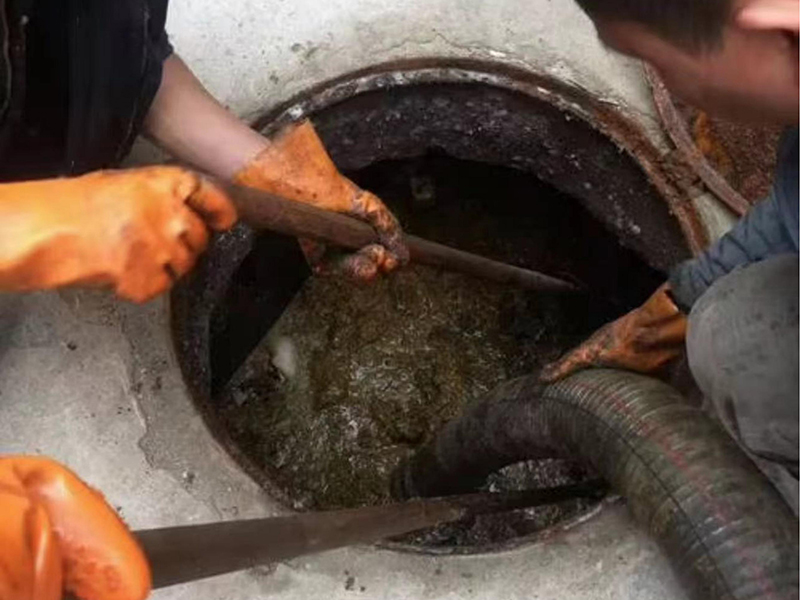 长丰镇清理化粪池时如何避免沼气的危害？